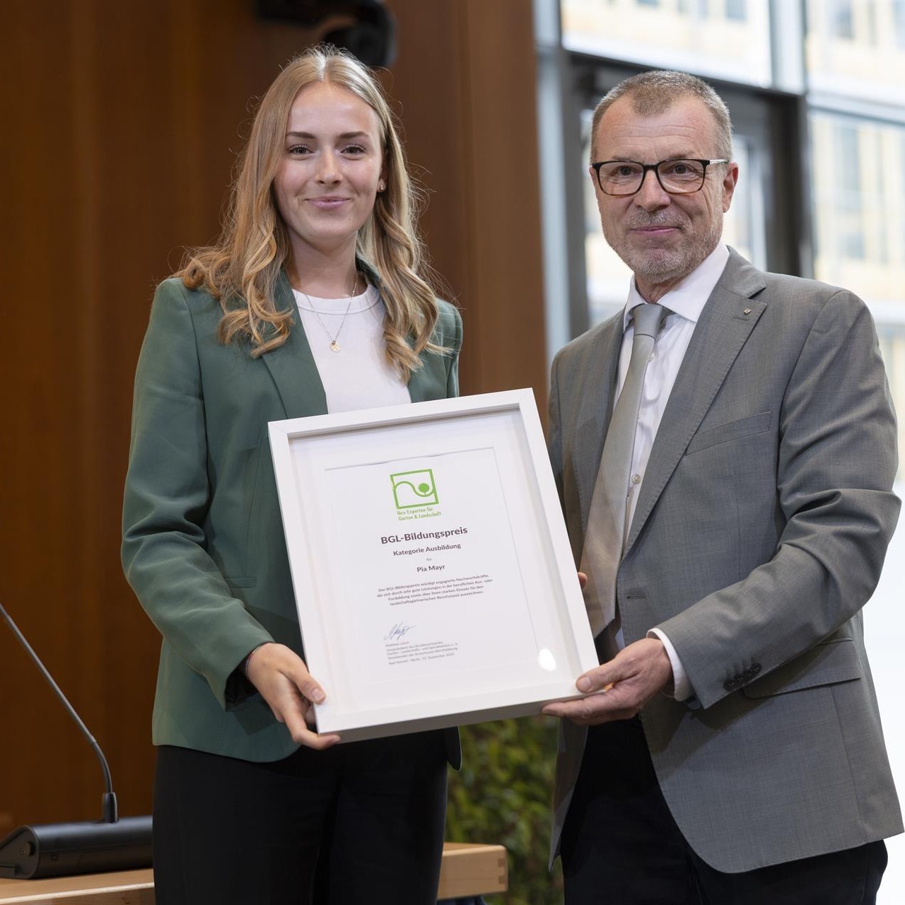 BGL-Bildungspreis-Gewinnerin Pia Mayr wird Preis übergeben